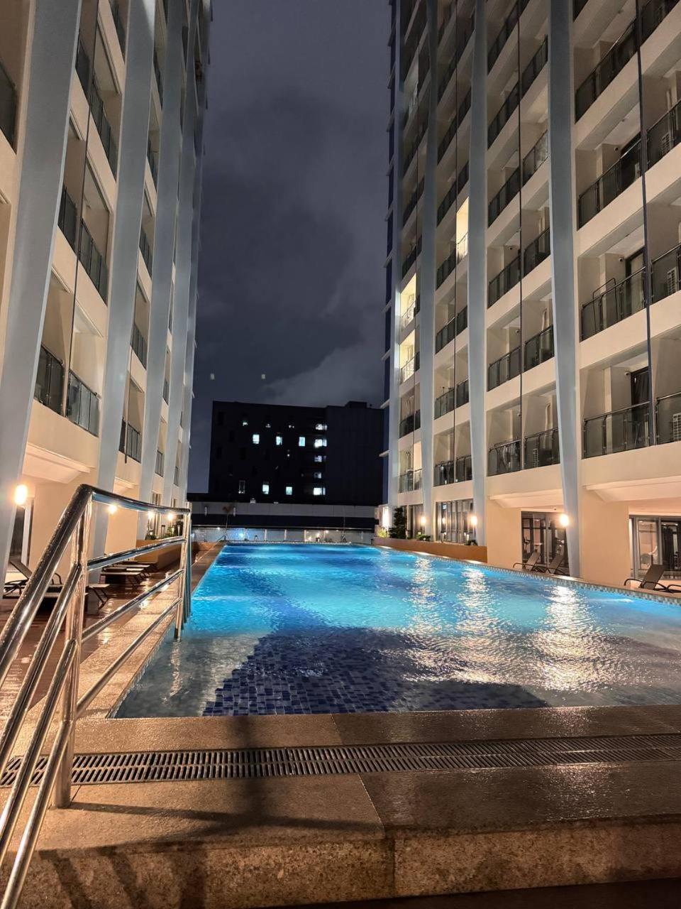 L Condotel Paranaque City Екстер'єр фото