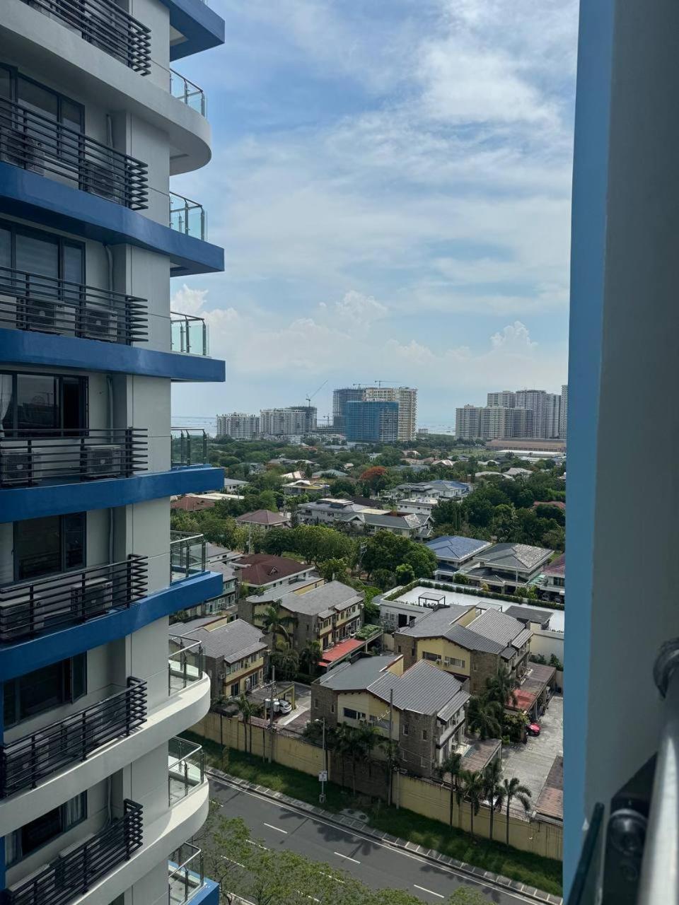 L Condotel Paranaque City Екстер'єр фото