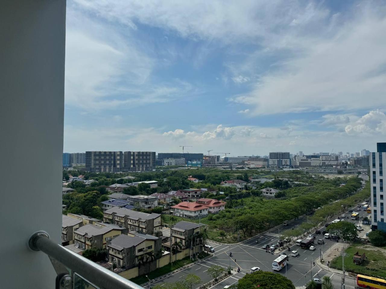 L Condotel Paranaque City Екстер'єр фото