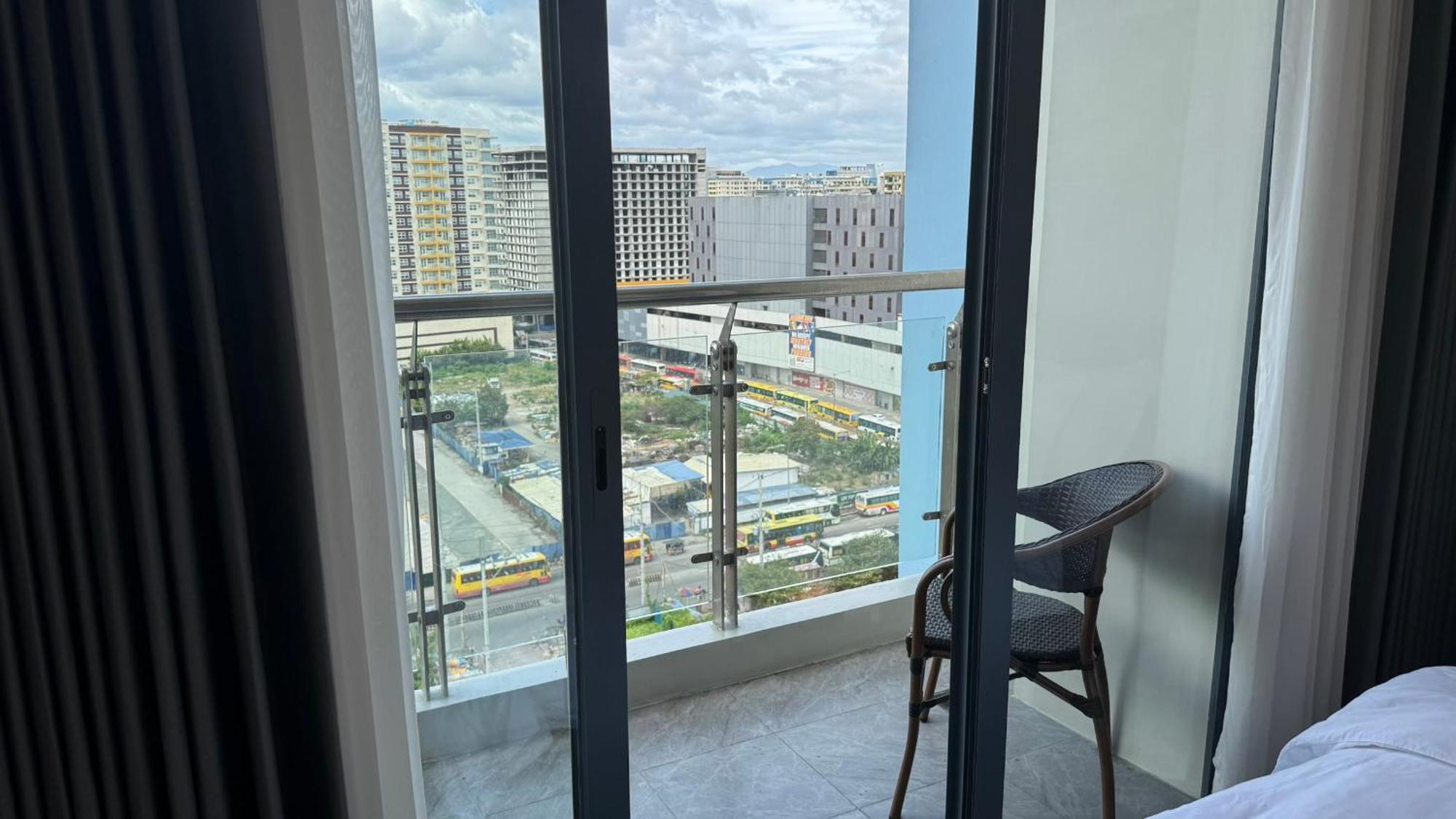 L Condotel Paranaque City Екстер'єр фото