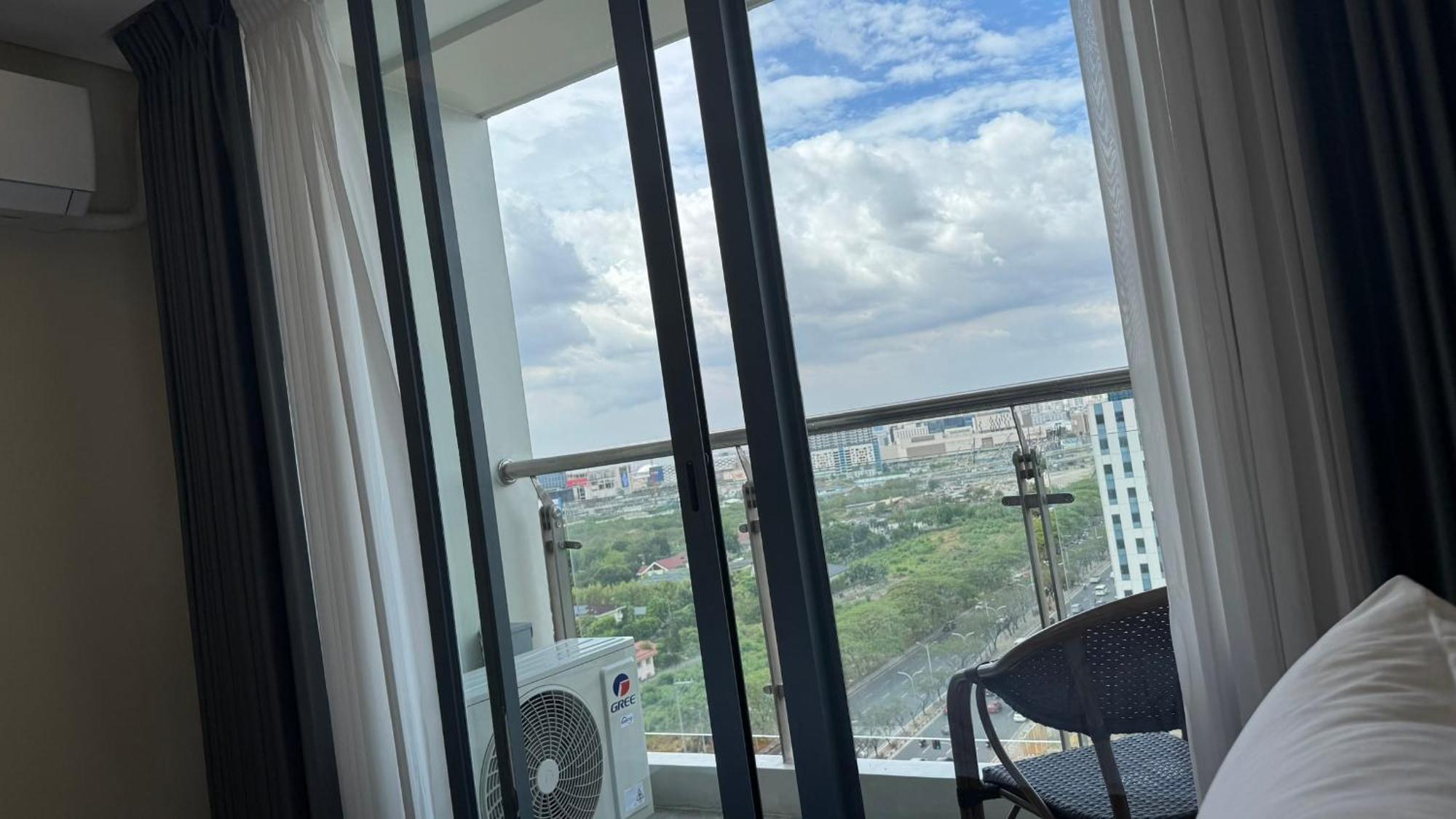 L Condotel Paranaque City Екстер'єр фото